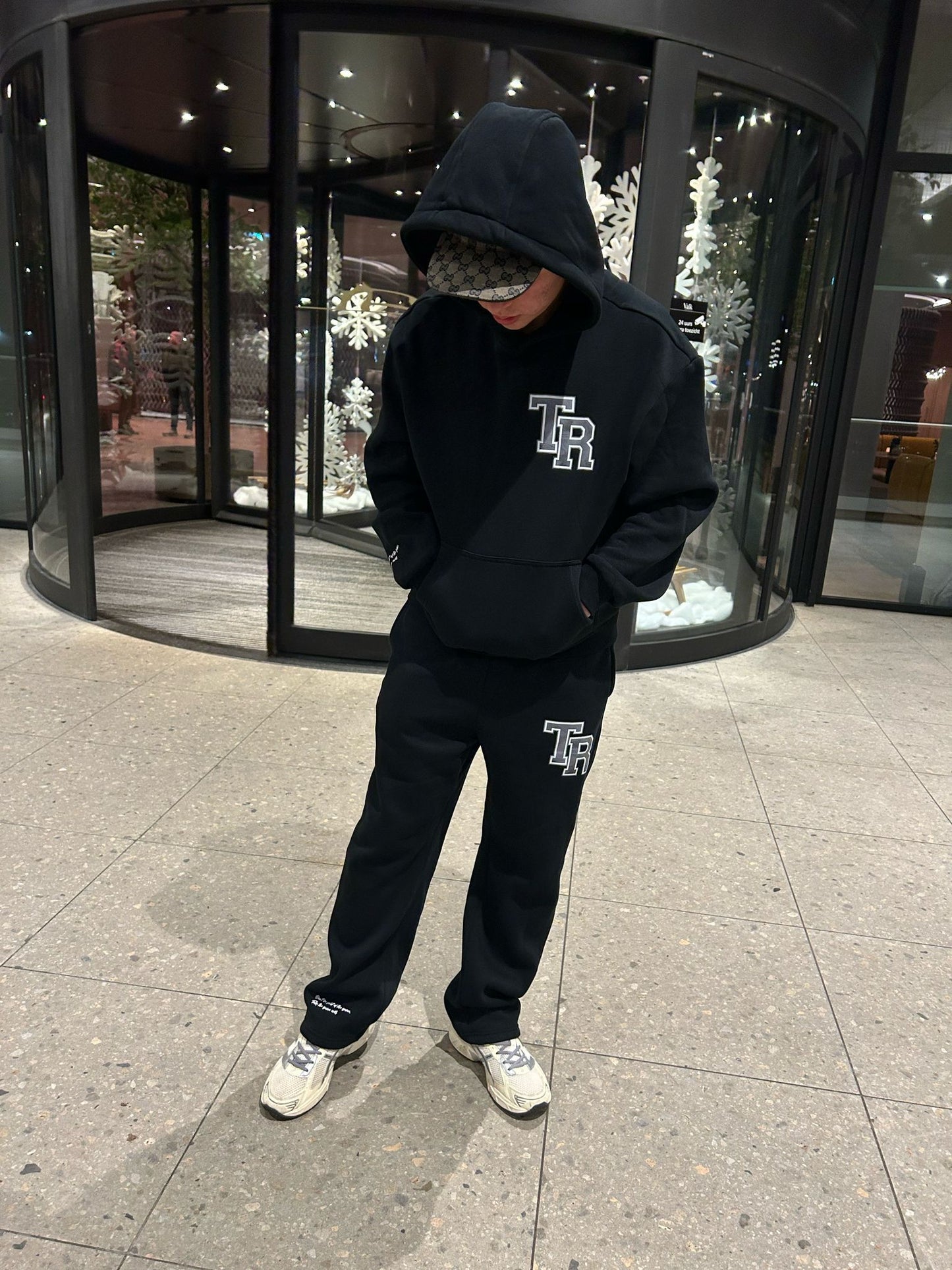 TR LOGO BLACK HOODIE